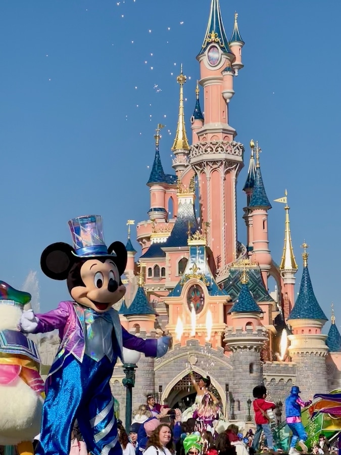 Mickey Mouse y el Castillo en el espectáculo Dream and Shine Brighter del 30 aniversario de Disneyland Paris