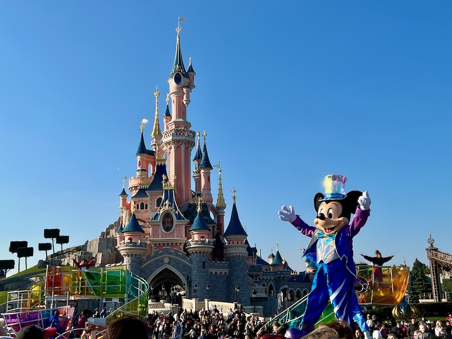 Mickey en el espectáculo Dream and Shine Brighter del 30 aniversario de Disneyland Paris
