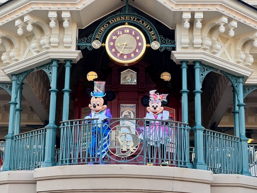 Mickey y Minnie con sus trajes del 30 aniversario dando la bienvenida