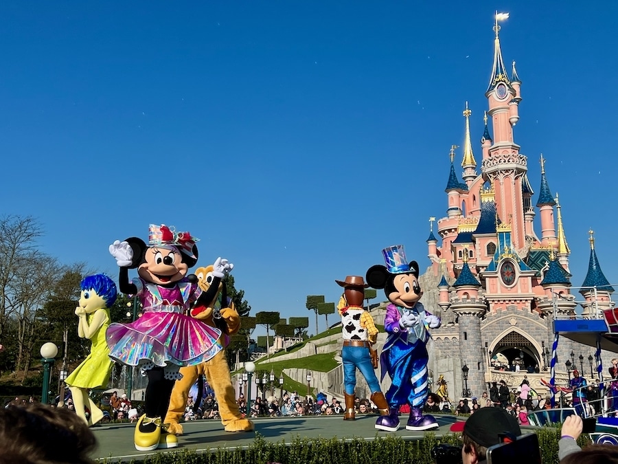 Minnie Mickey Pluto Alegría y Woody en el espectáculo Dream and Shine Brighter del 30 aniversario de Disneyland Paris