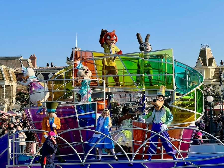 Personajes en una carroza en el espectáculo Dream and Shine Brighter del 30 aniversario de Disneyland Paris