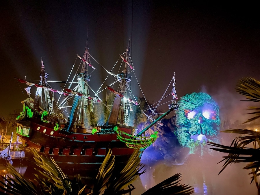 Barco pirata y calavera con proyecciones - Halloween Soirée Disneyland Paris