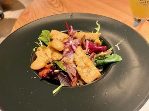 Ensalada brotes tiernos con pollo del restaurante LaLiga TwentyNines 2022