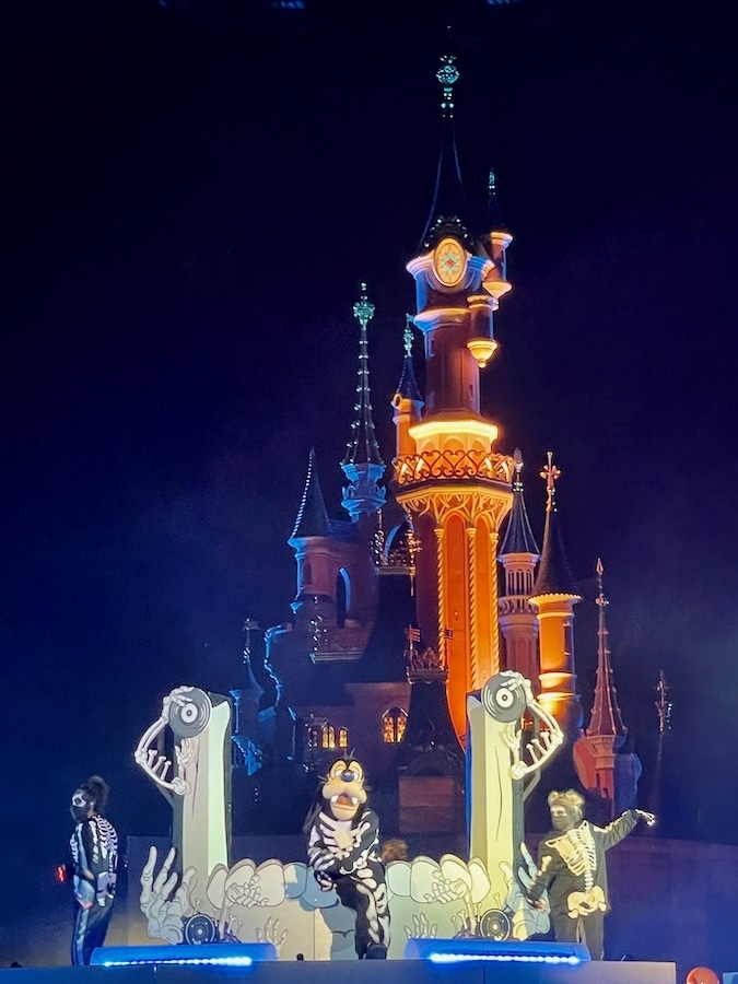 Espectáculo en plaza central - Halloween Soirée Disneyland Paris