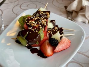 Brochetitas de fruta fresca con crujientes de chocolate - Comida en Lucys Cuisine