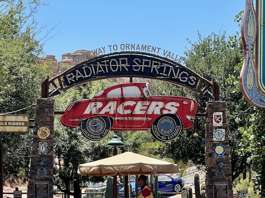 Cartel entrada Radiator Springs Racers en Disney California Adventure