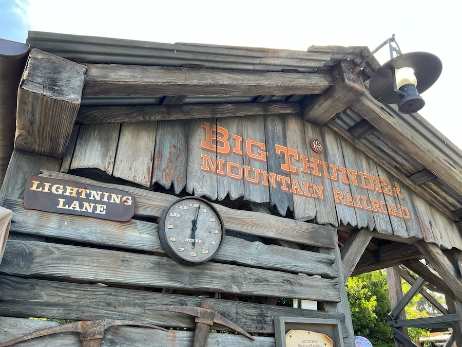 Entrada a la cola Lightning Lane de Big Thunder Mountain en Disneyland