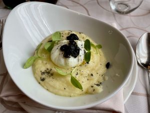 Huevo de granja poché con crema de patata y trufa - Comida en Lucys Cuisine