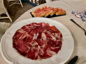 Jamón ibérico de bellota al corte y pan de cristal con tomate (3€ extra a la media pensión) - Cena en Mansión de Lucy