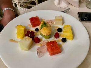 Mélange de fruta con infusión de rooibos y helado de sorbete de mandarina - Cena en Mansión de Lucy