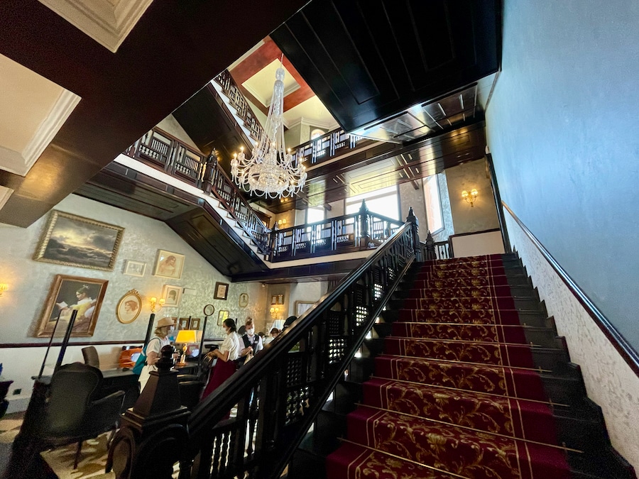 Recepción y escaleras del Hotel 5 estrellas de PortAventura World