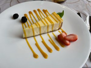 Tarta de queso con coulis de mango - Comida en Lucys Cuisine