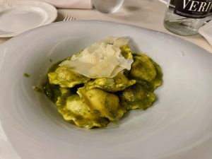 Tortellini de gorgonzola y nueces con pesto verde genovés - Cena en Mansión de Lucy