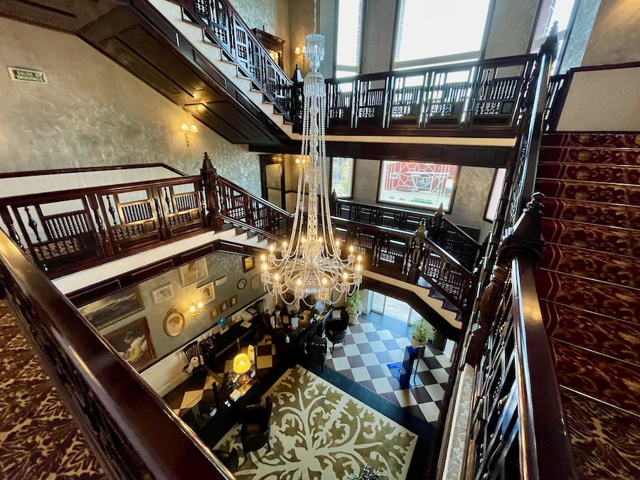 Zona de recepción y escalera del Hotel Mansión de Lucy