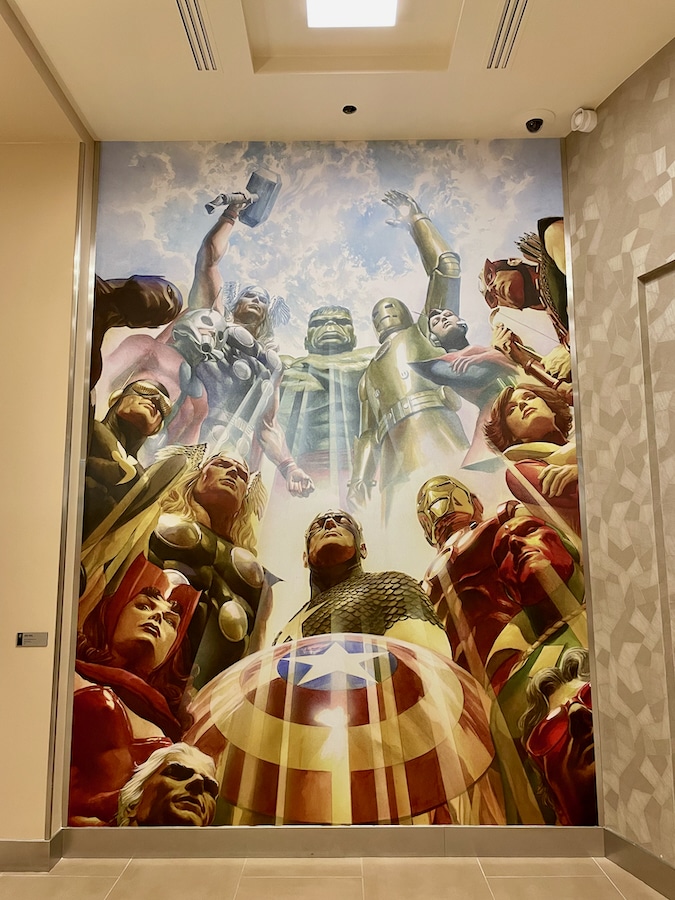 Arte en uno de los pasillos del Hotel New York Marvel