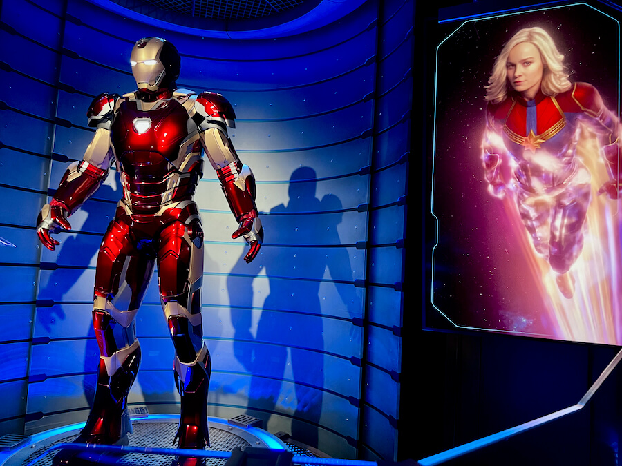 Iron-Man y la Capitana Marvel en Flight Force atracción de Avengers Campus Paris
