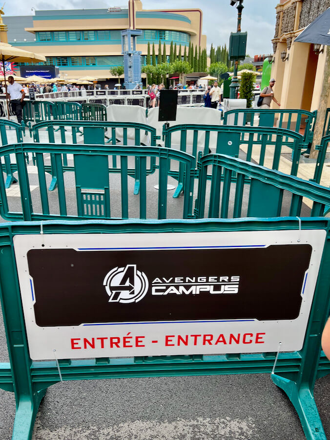 Cartel de entrada a Avengers Campus en Disneyland Paris