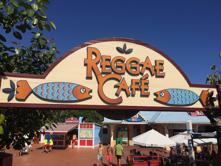 Cartel del restaurante Reggae Cafe en Caribe Aquatic Park
