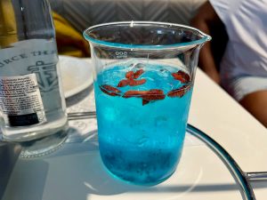 Cocktail de Chardonnay azul, Perrier, Martini y bayas de goji - PYM Kitchen