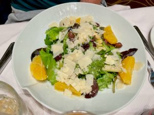 Entrante - Ensalada de alcachofas, naranjas, olivas taggiasche y escalas de parmesano - Manhattan Restaurant Hotel New York the Art of Marvel