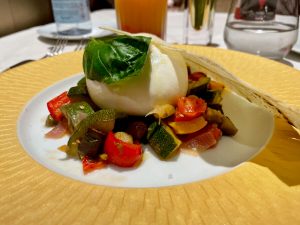 Entrante - Burrata de Puglia, caponata de verduras y pan de Cerdeña - Manhattan Restaurant Hotel New York the Art of Marvel