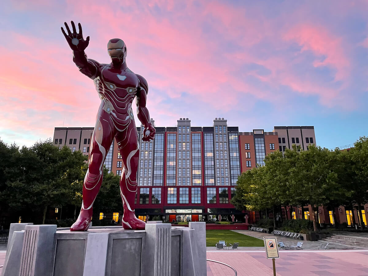 Exterior del Hotel New York - The Art of Marvel con escultura de Iron Man