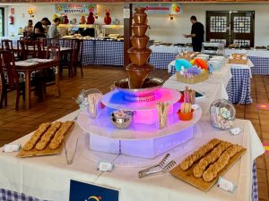 Fuente de chocolate, galletas, nubes, barquillos - Easter Brunch Marco Polo PortAventura 2024