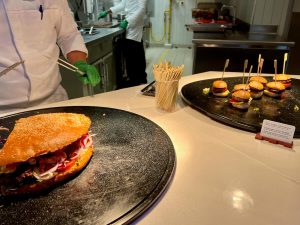 Hamburguesa gigante y minis en PYM Kitchen