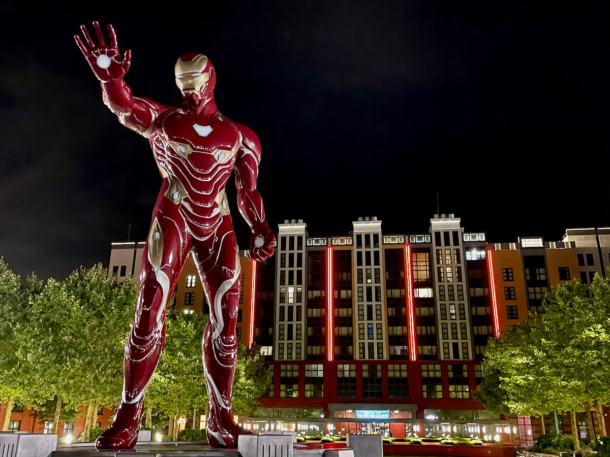 Hotel New York - The Art of Marvel Disneyland Paris y escultura de Iron Man de noche