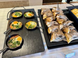 Huevos al horno, sandwiches calientes - Easter Brunch Marco Polo PortAventura 2024