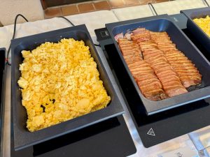 Huevos revueltos, bacon - Easter Brunch Marco Polo PortAventura 2024