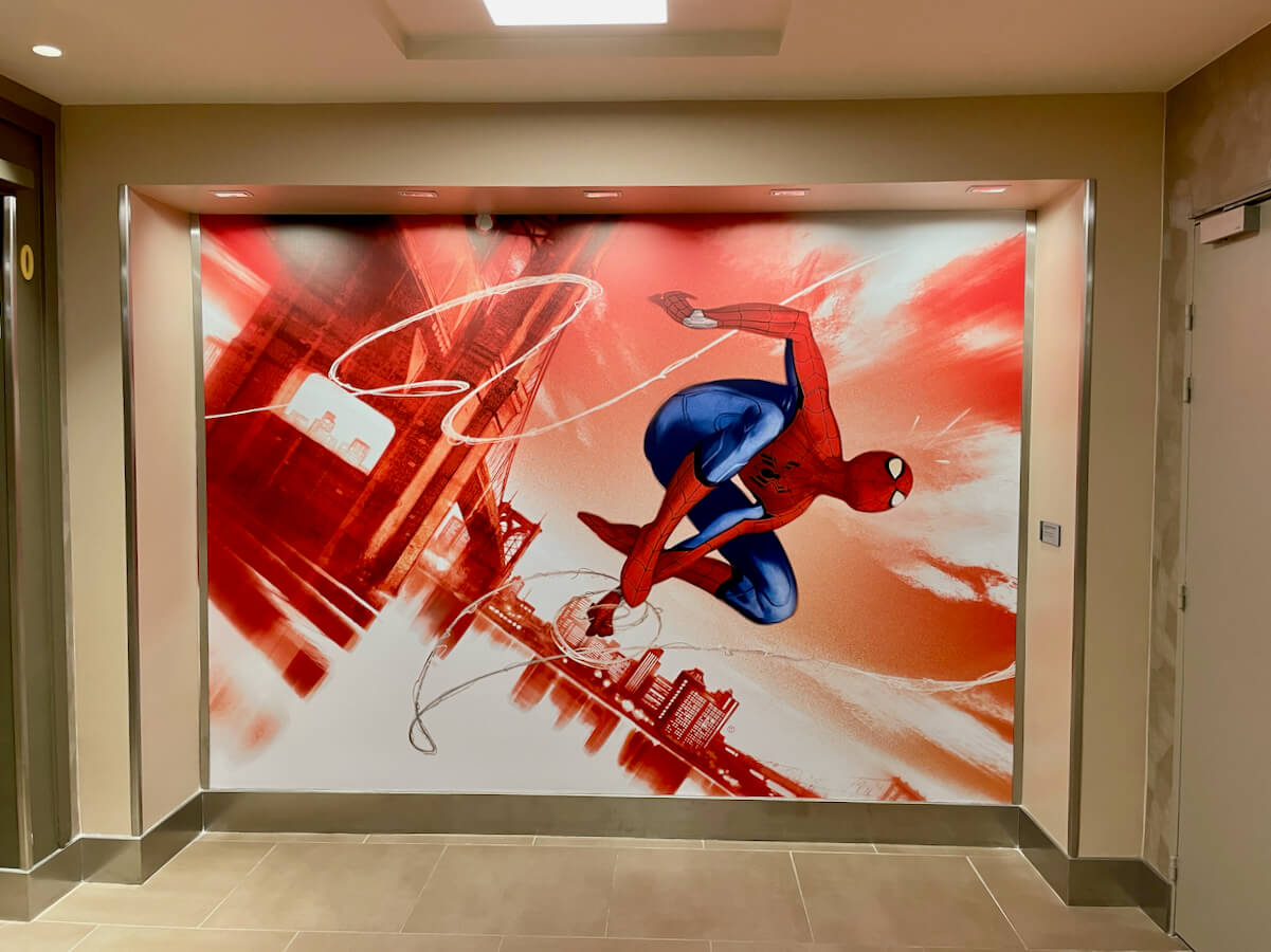Imagen de Spider-Man en uno de los pisos del Hotel New York - The Art of Marvel Disneyland Paris