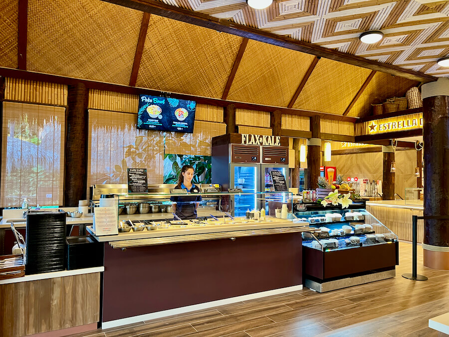 Interior del restaurante autoservicio Bora Bora en PortAventura Park