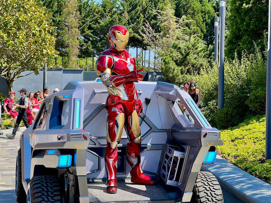 Iron Man sobre el Avengers Deployment Vehicle del Avengers Campus de Disneyland Paris