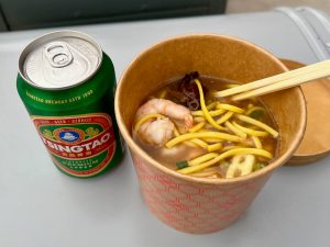 Sopa de fideos con verduras y gambas y cerveza Tsingtao - WEB Food Truck