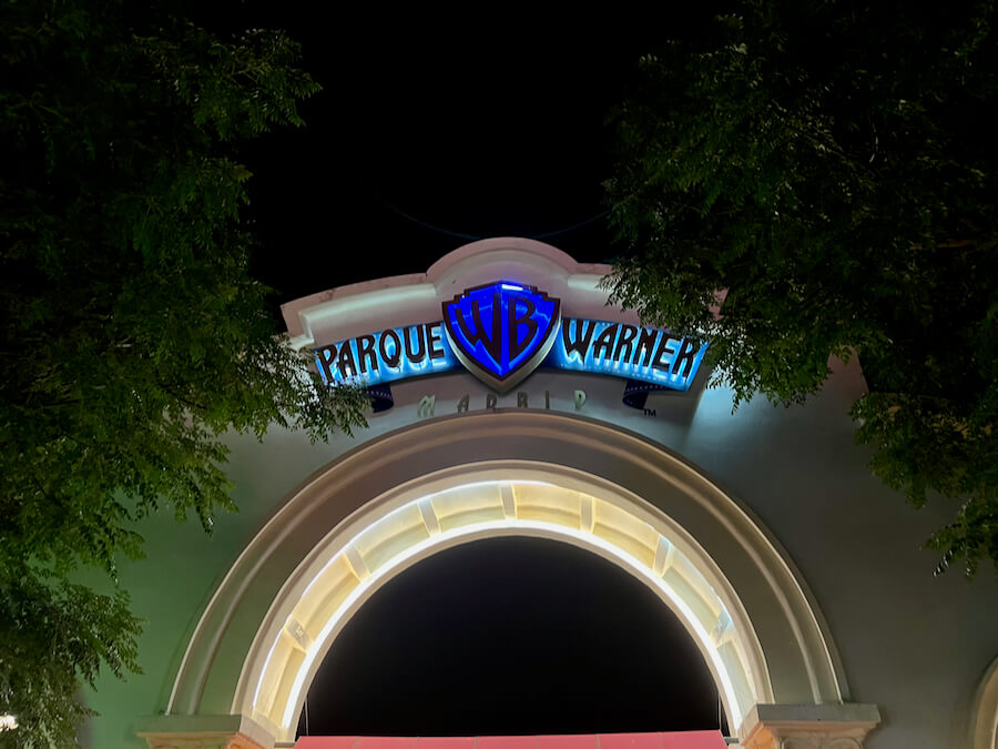 Arco de entrada a Parque Warner de noche