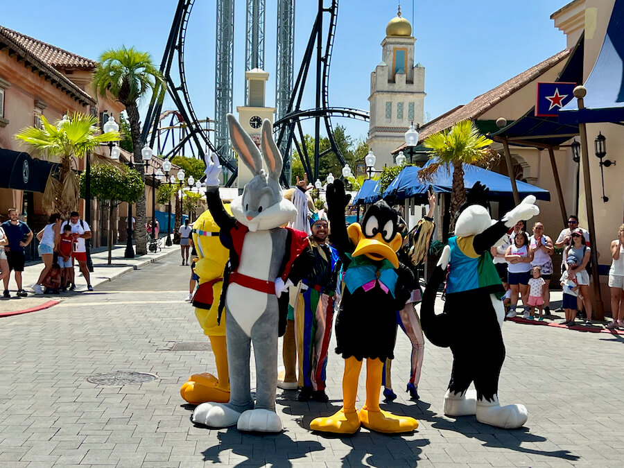 Espectáculo de Bienvenida a Parque Warner con los personajes de Looney Tunes