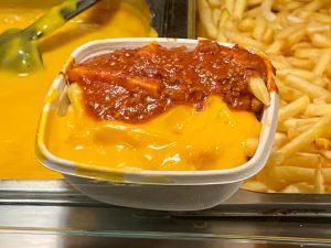 Patatas fritas con queso cheddar y chile - La Cantina 2022