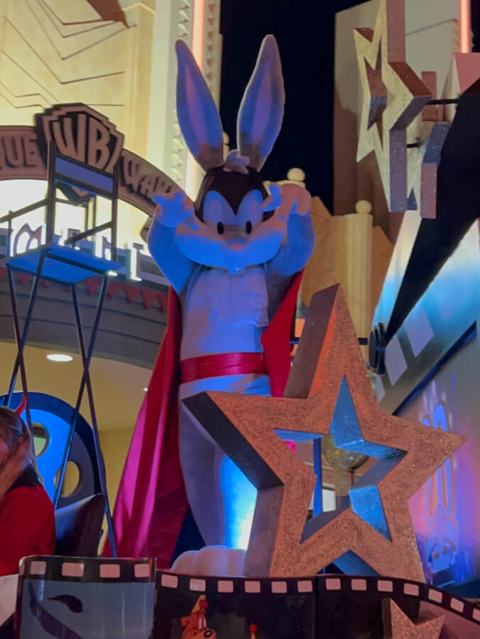 Bugs Bunny en la cabalgata de Halloween en Parque Warner