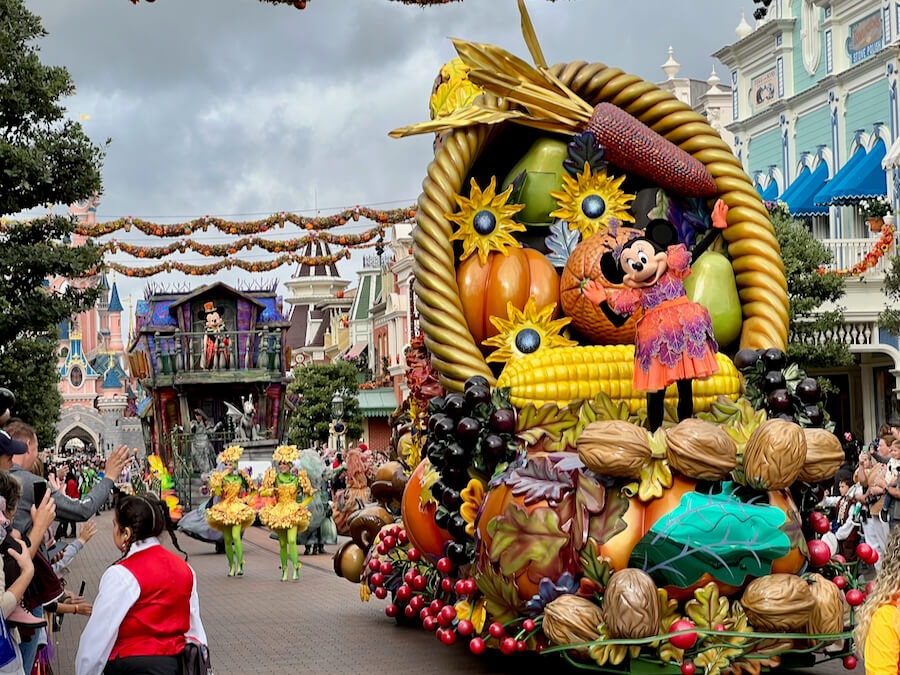 Cabalgata de Halloween Mickeys Halloween Celebration en Disneyland Paris