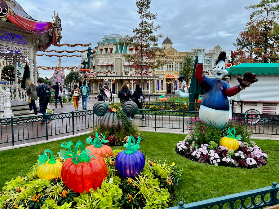 Decoración de Halloween con calabazas y fantasmas en Main Street de Disneyland Paris