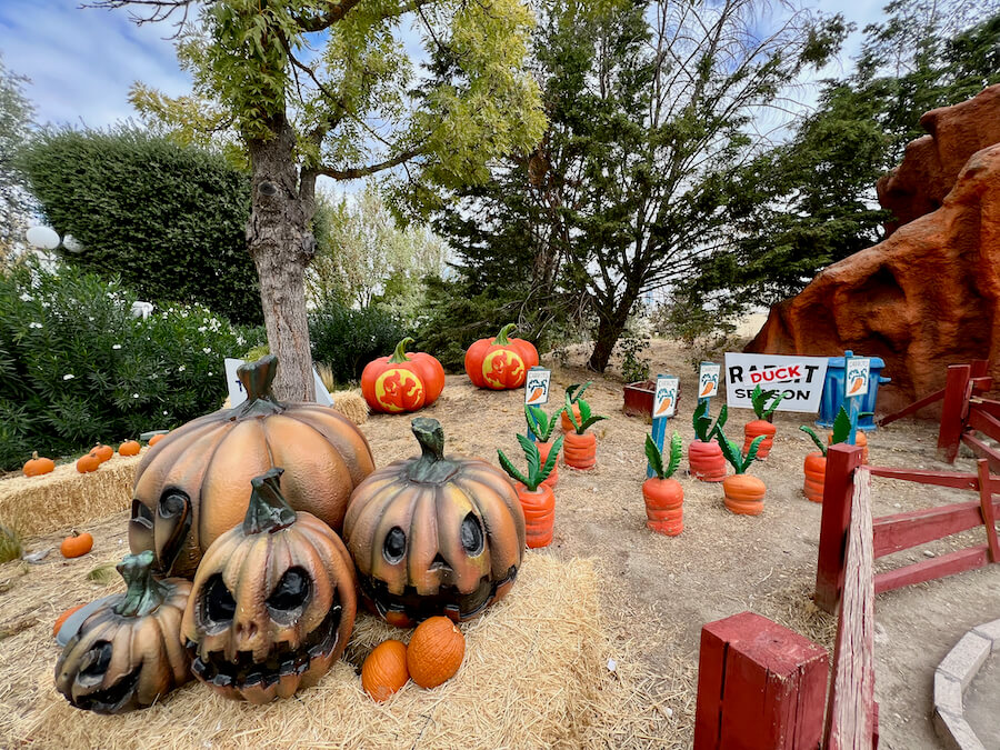 Decoración de Halloween en Cartoon Village de Parque Warner