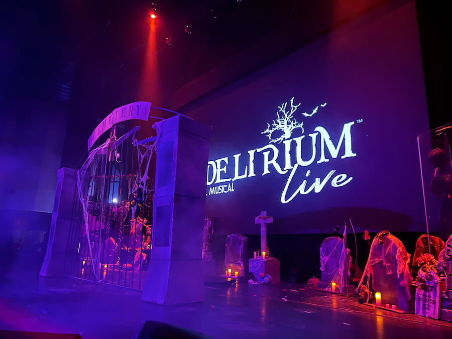 Escenario en Delirium el Musical Live espectáculo del Halloween de Parque Warner