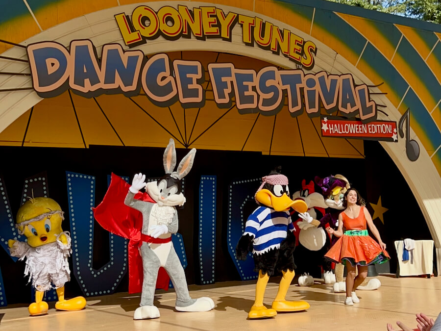 Espectáculo Looney Tunes Dance Festival Halloween Edition en Parque Warner