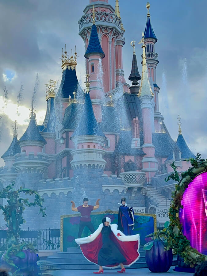 Espectáculo con los Villanos Disney llegando a su Guarida en el Halloween de Disneyland Paris
