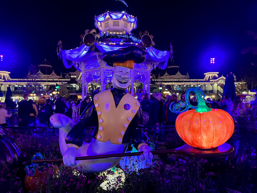 Fantasma con calabaza de noche en la decoración de Halloween de Disneyland Paris