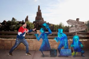 Foto MagicShot con los fantasmas autoestopistas en el Halloween 2022 de Disneyland Paris