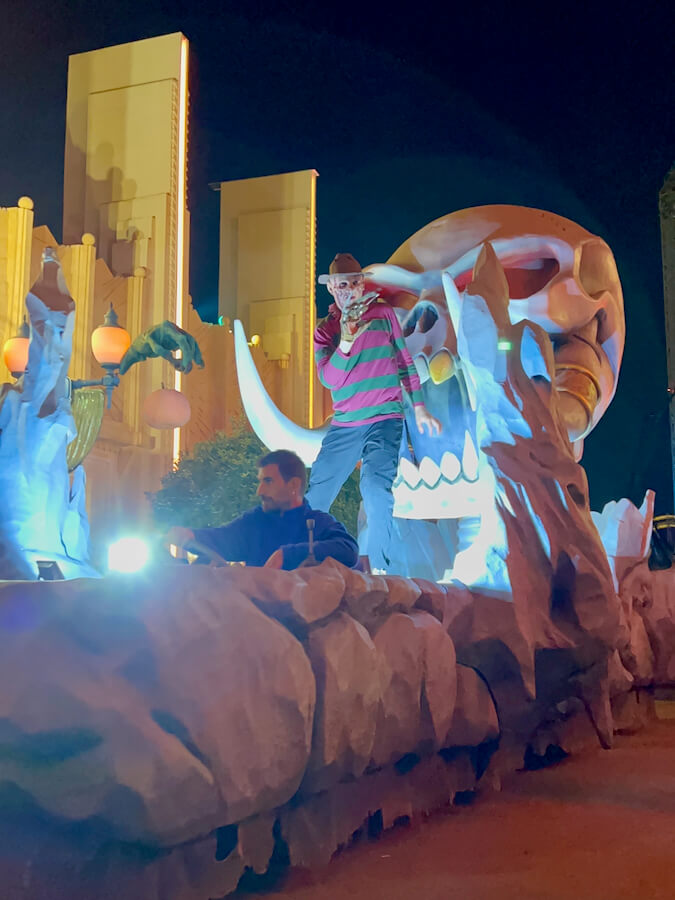 Freddy Krueger en la cabalgata Superstars of Halloween Parade en Parque Warner