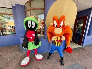 Marvin el Marciano y Sam Bigotes con disfraz de Halloween en Parque Warner