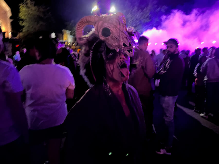 Personaje en Scare Zone Ghost Town del Halloween de Parque Warner